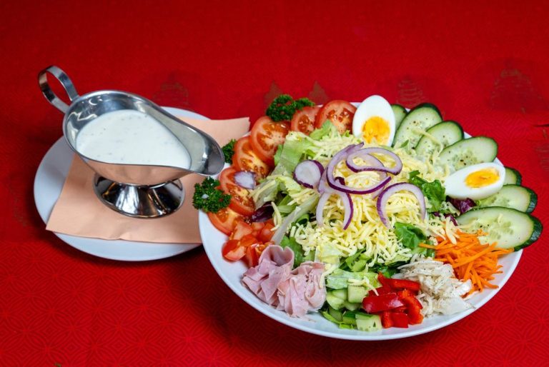 Salat mit Thunfisch, Käse, Schinken & Ei